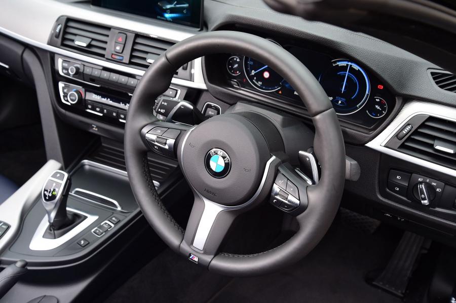 Интерьер BMW 430i Convertible M Sport Package 2017 года  (UK) (фото 8 из 15)